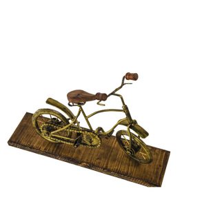 Decoratiune bicicleta din lemn si fier